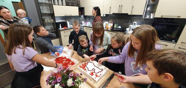 "OzO" bērni un jaunieši cepj sarkanbaltsarkano kūku, par godu Latvijas dzimmšanas dienai
